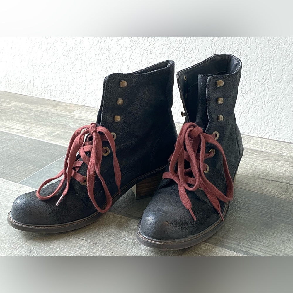 Dolce Vita lace up leather booties size 7.5